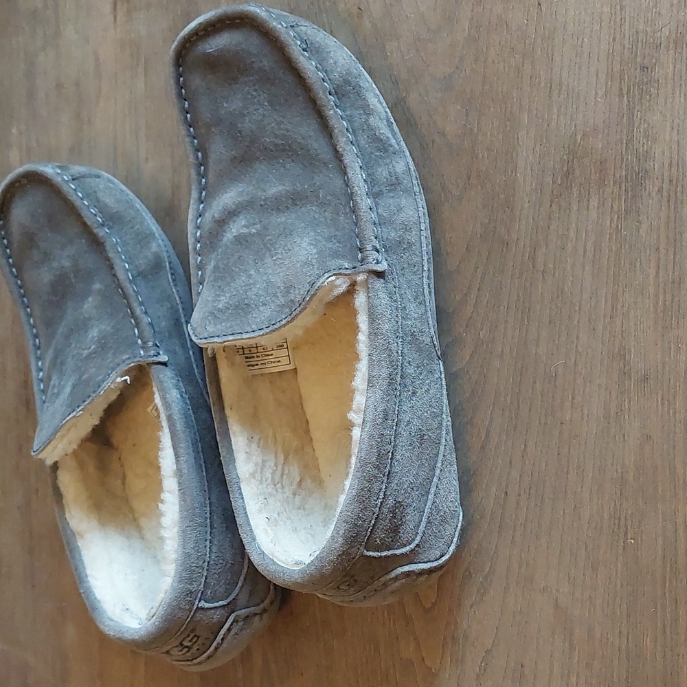 UGG Slippers - Picture 11 of 15